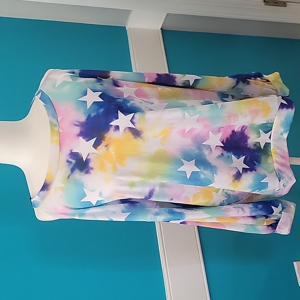 Colorful star top with open shoulders NWOT